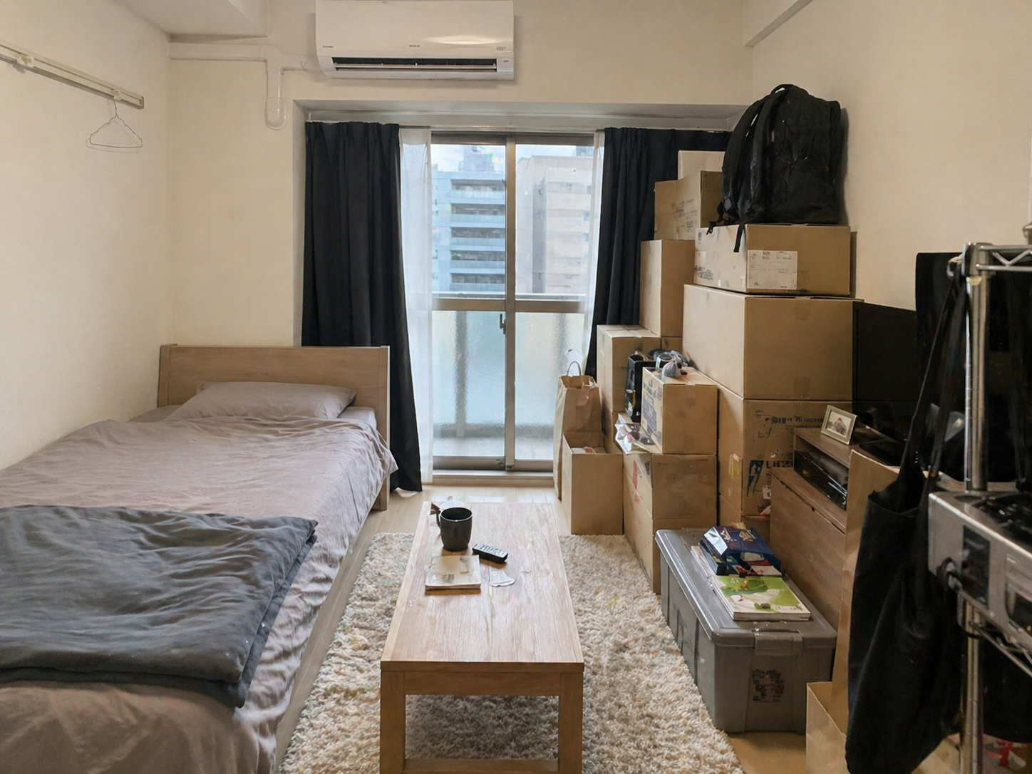 引越し直後の荷物が溢れた部屋